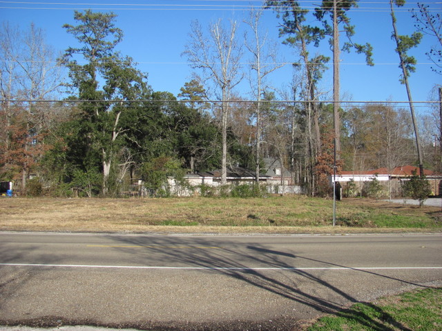 Asbury Drive between Zoom Automotive and Dentist