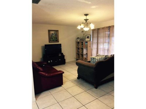 6890 NW 25 CT